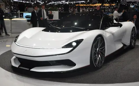 Biały Pininfarina Battista prezentowany na wystawie, z czarnym dachem i detalami.