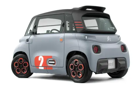 Szary Citroen Ami z pomarańczowymi akcentami i numerem 2. Ten elektryczny pojazd oferuje zaskakujący zasięg na jednym ładowaniu.