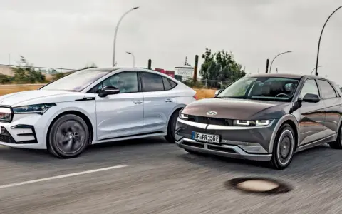 Dwa elektryczne samochody jadące obok siebie. Po prawej stronie ciemnoszary Hyundai Ioniq 5, po lewej biała Skoda. Zastanawiasz się nad ich zasięg?