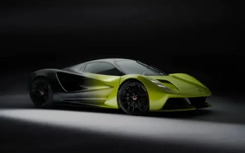 Limitowana seria Lotus Evija w jaskrawej zieleni i czerni, z aerodynamicznymi liniami, gotowa do podboju toru.