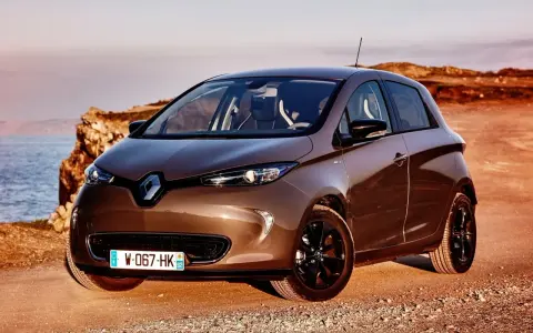 Brązowy Renault Zoe na tle morza i klifów. Poznaj jego renault zoe dane techniczne.