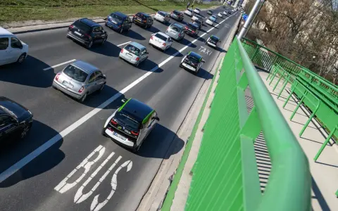 Na buspasie jedzie samochód elektryczny, pokazując, czy samochody elektryczne mogą jeździć buspasem.