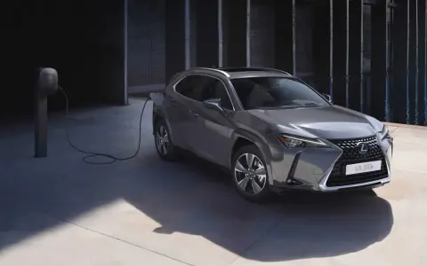 Szary Lexus UX 300e podłączony do ładowarki, gotowy na ekologiczną podróż.
