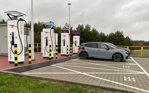 Szara Skoda Enyaq ładuje się na stacji Ionity Polska. Obok kolejne ładowarki i samochody elektryczne.
