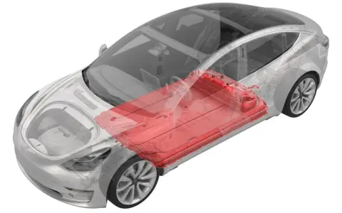 Przekrój Tesli Model 3 z widoczną czerwoną baterią pod podłogą.