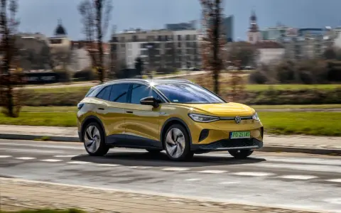 Żółty VW ID.4 jedzie po mieście, pokazując swój imponujący zasięg.