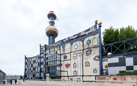 Kolorowy budynek spalarni śmieci Spittelau w Wiedniu z charakterystycznym kominem.