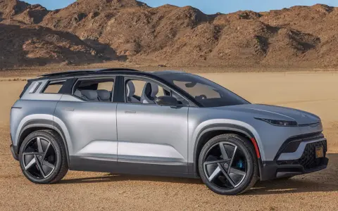 Srebrny Fisker Ocean stoi na pustynnym tle.