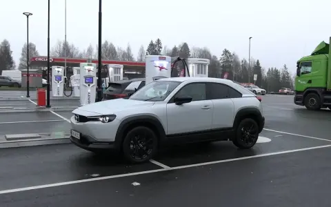 Biała Mazda MX-30 na stacji ładowania Ionity. Zastanawiasz się nad jej zasięg? To idealne miejsce, by sprawdzić!