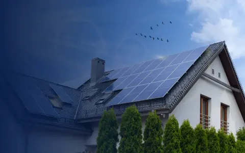 Dom z panelami fotowoltaicznymi na dachu. Polenergia dla przyszłości.