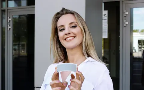 Olga Malinkiewicz prezentuje innowacyjne ogniwo perowskitowe, klucz do przyszłości energii słonecznej.