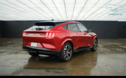 Czerwony Mustang Mach-E, gotowy na długie trasy. Sprawdź jego imponujący zasięg!