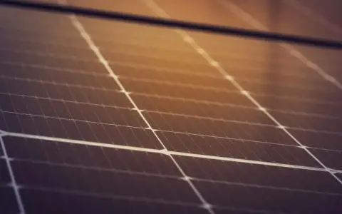 Zbliżenie na panel fotowoltaiczny. Pamiętaj o zgłoszeniu instalacji, by uniknąć kary za nie zgłoszenie instalacji fotowoltaicznej do straży.
