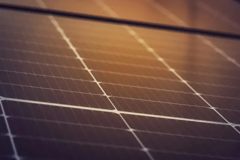 Zbliżenie na panel fotowoltaiczny. Pamiętaj o zgłoszeniu instalacji, by uniknąć kary za nie zgłoszenie instalacji fotowoltaicznej do straży.